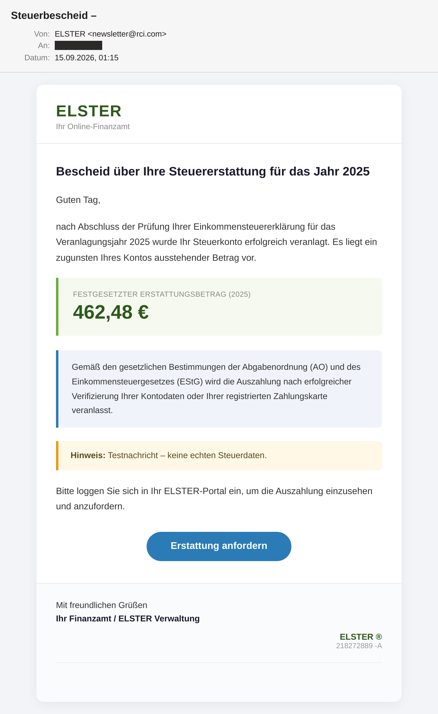 Die Phishing-Mail im Mailclient: Absender ELSTER mit der Adresse newsletter@rci.com, Betreff „Steuerbescheid –“, die Empfängeradresse ist unkenntlich gemacht. Darunter ein helles Layout mit grüner ELSTER-Wortmarke, der Überschrift „Bescheid über Ihre Steuererstattung für das Jahr 2025“, einer Box mit dem Betrag 462,48 €, einem gelb markierten Hinweis „Testnachricht – keine echten Steuerdaten“ und einem blauen Button „Erstattung anfordern“.