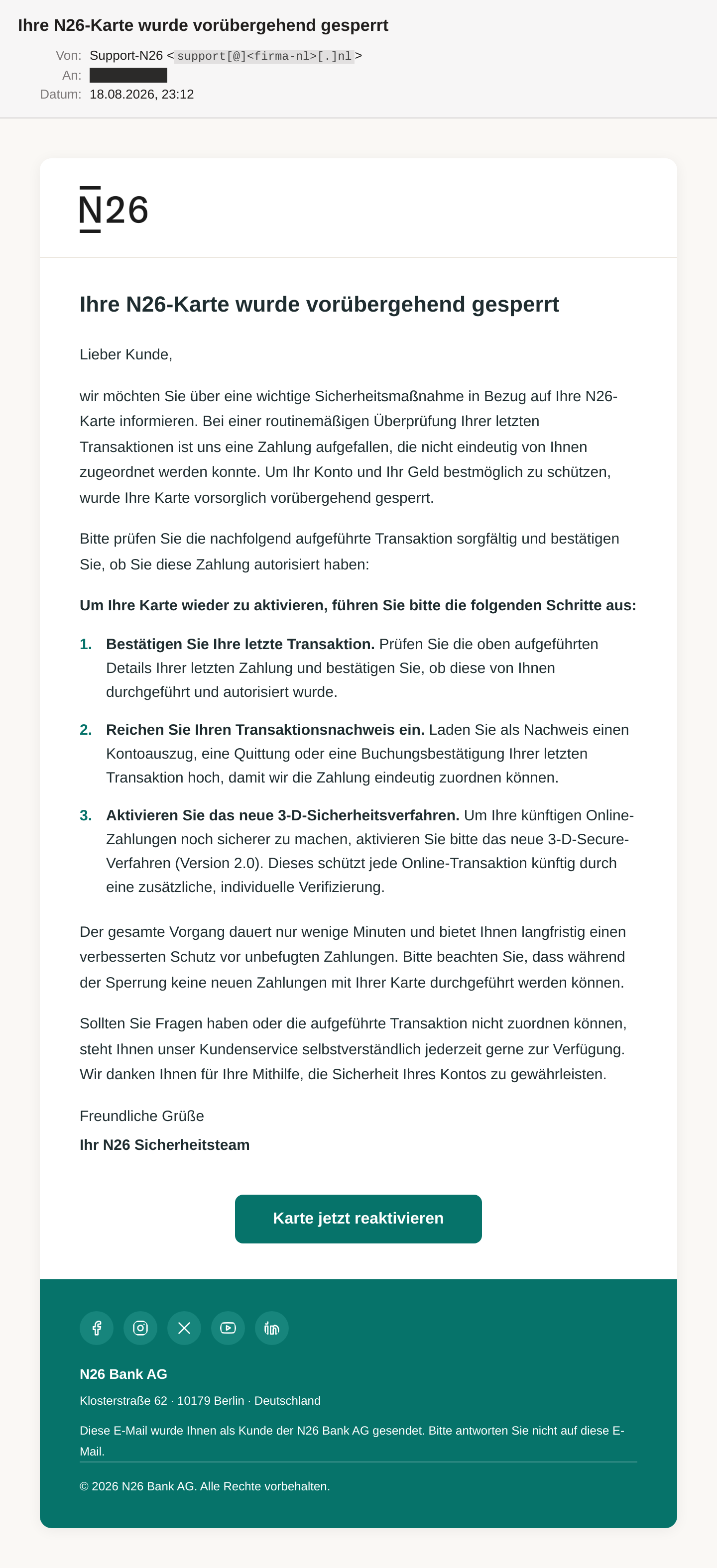 Die Phishing-Mail im Mailclient: Absender Support-N26 mit einer redigierten niederländischen Adresse, Betreff „Ihre N26-Karte wurde vorübergehend gesperrt“, N26-Logo, Anrede „Lieber Kunde“, ein Hinweis auf eine nachfolgend aufgeführte Transaktion, die im Bild fehlt, drei nummerierte Schritte bis zum „3-D-Sicherheitsverfahren“, ein petrolfarbener Button „Karte jetzt reaktivieren“ und ein Footer mit „N26 Bank AG, Klosterstraße 62“. Die Empfängeradresse und die Absenderdomain sind unkenntlich gemacht.