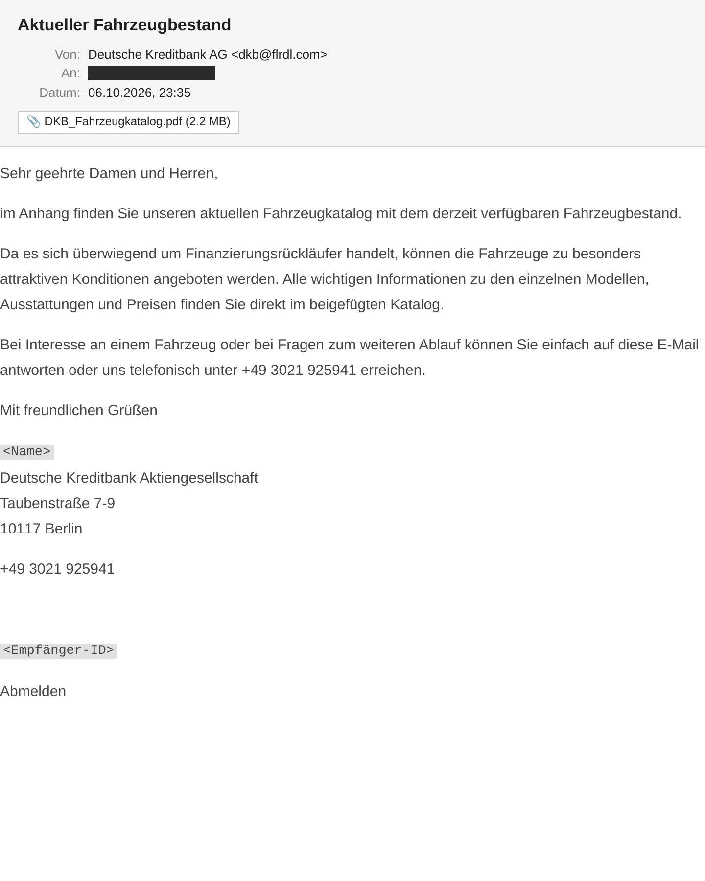 Die Betrugsmail im Mailclient: Absender „Deutsche Kreditbank AG“ mit einer Adresse auf einer Fremddomain statt dkb.de, Betreff „Aktueller Fahrzeugbestand“, Anhang DKB_Fahrzeugkatalog.pdf mit 2,2 MB. Der Text bietet Finanzierungsrückläufer zu attraktiven Konditionen an und nennt eine Berliner Telefonnummer, darunter die echte DKB-Anschrift Taubenstraße 7-9. Empfängeradresse, Name in der Signatur und eine Empfänger-ID im Footer sind unkenntlich gemacht.